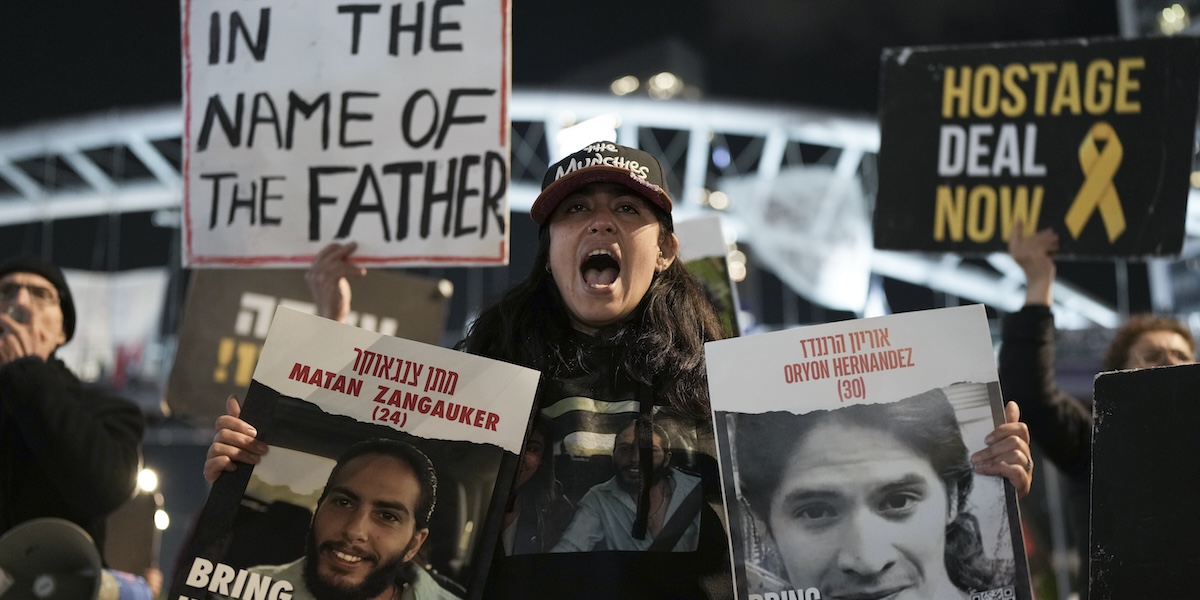 Una manifestazione per il rilascio degli ostaggi a Tel Aviv (AP Photo/Oded Balilty)