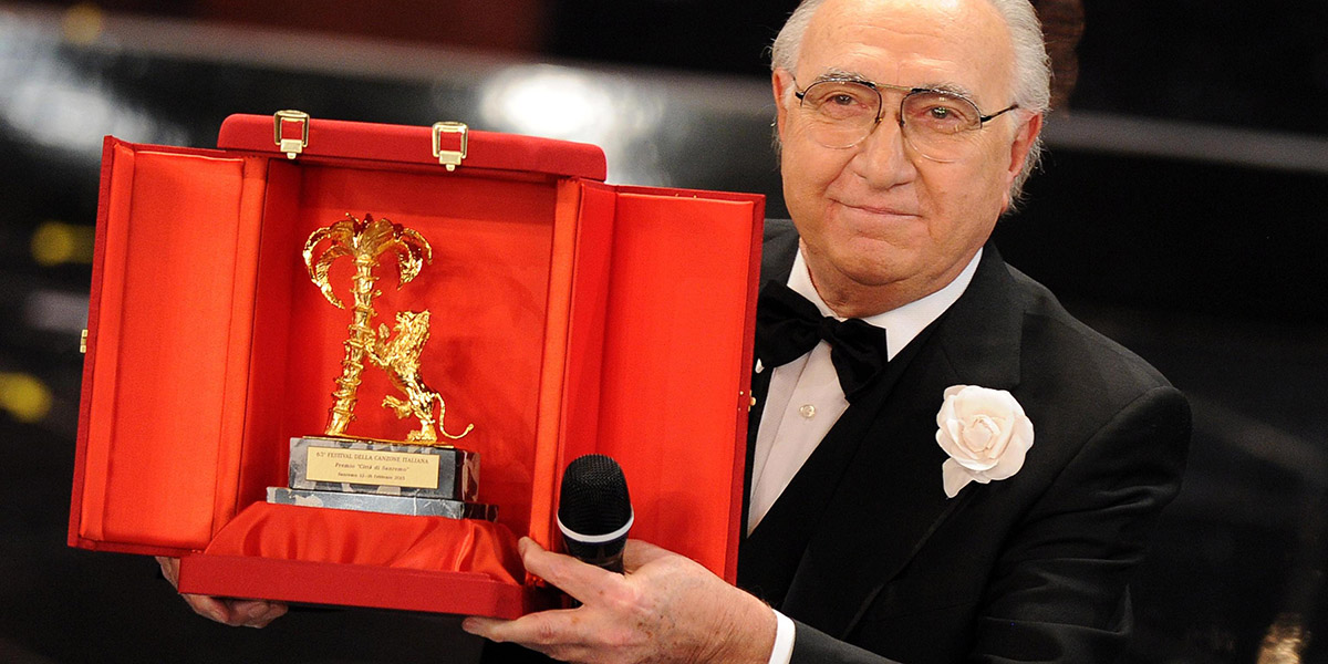 Pippo Baudo con il premio ''Città di Sanremo'' nell'edizione del 2015 del Festival (ANSA/ETTORE FERRARI)