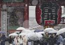 Persone in visita al tempio Sensoji di Asakusa sotto la neve