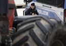 Un agente di polizia dietro a un trattore nel punto di ritrovo su via Nomentana