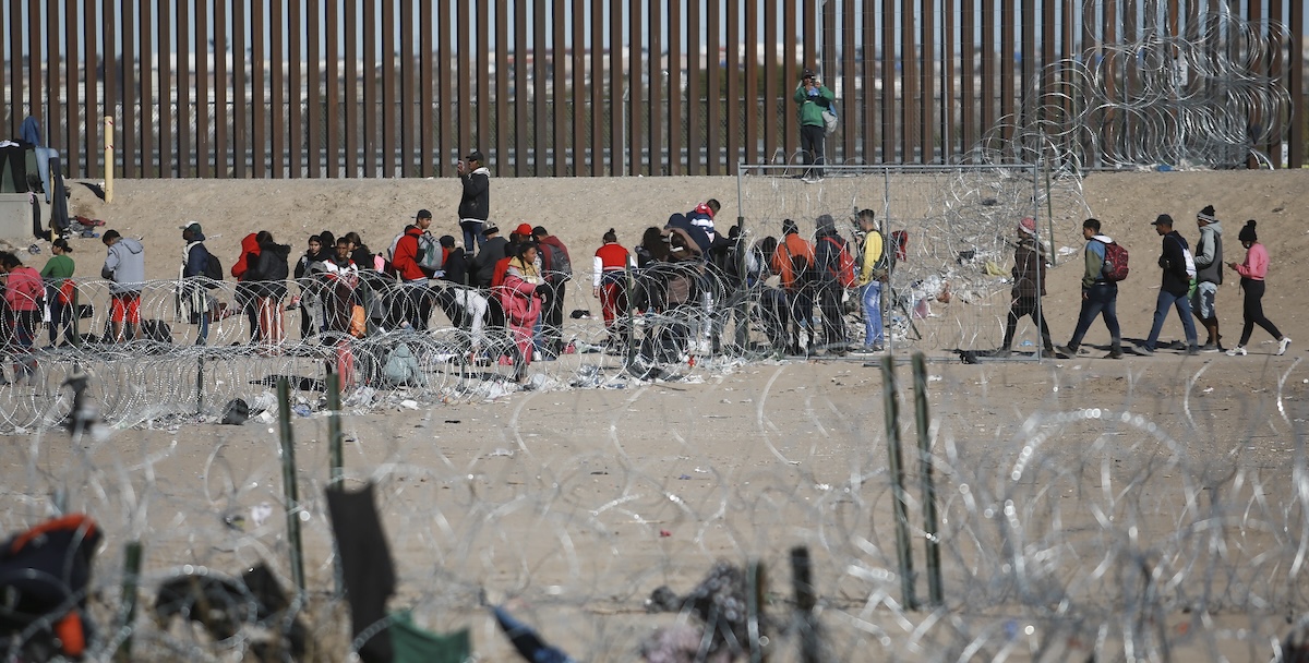 Migranti al confine tra Messico e Stati Uniti (AP Photo/Christian Chavez)