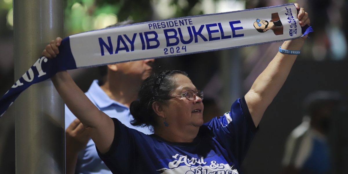 Una sostenitrice di Bukele durante i festeggiamenti per la sua rielezione (AP Photo/Salvador Melendez)