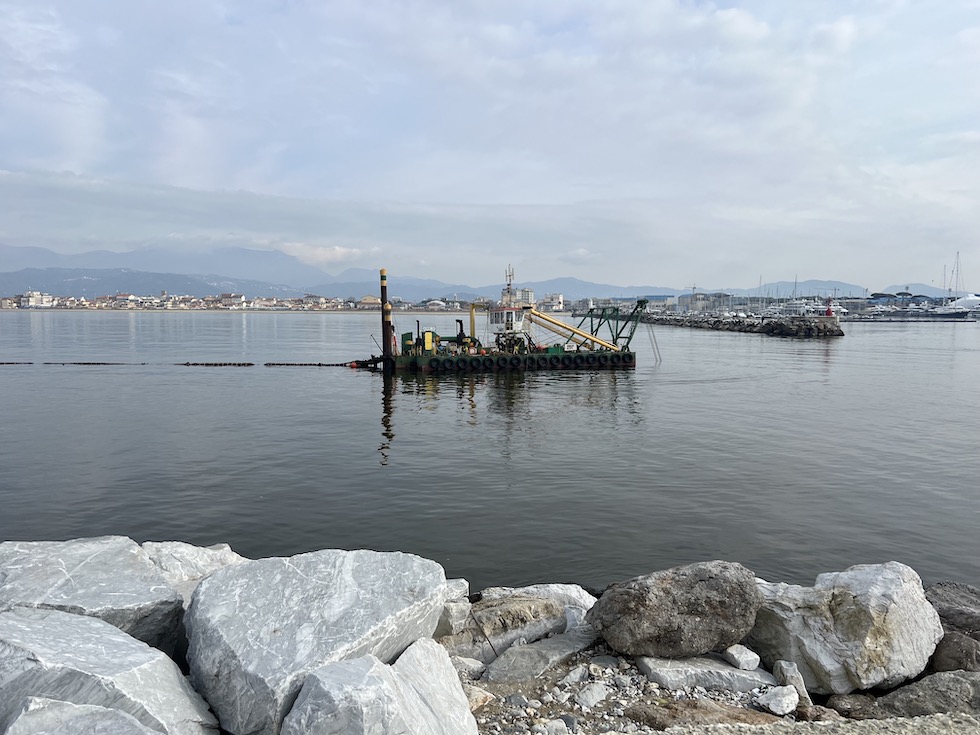 La draga in funzione all'imboccatura del porto