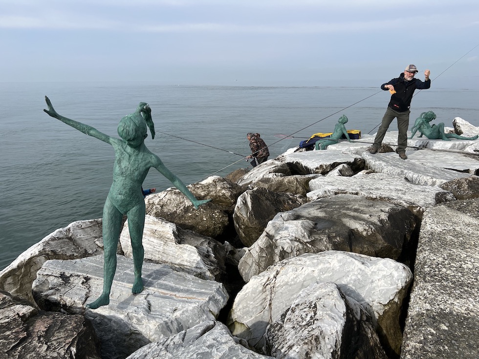 Alcuni pescatori amatoriali sulla massicciata del porto