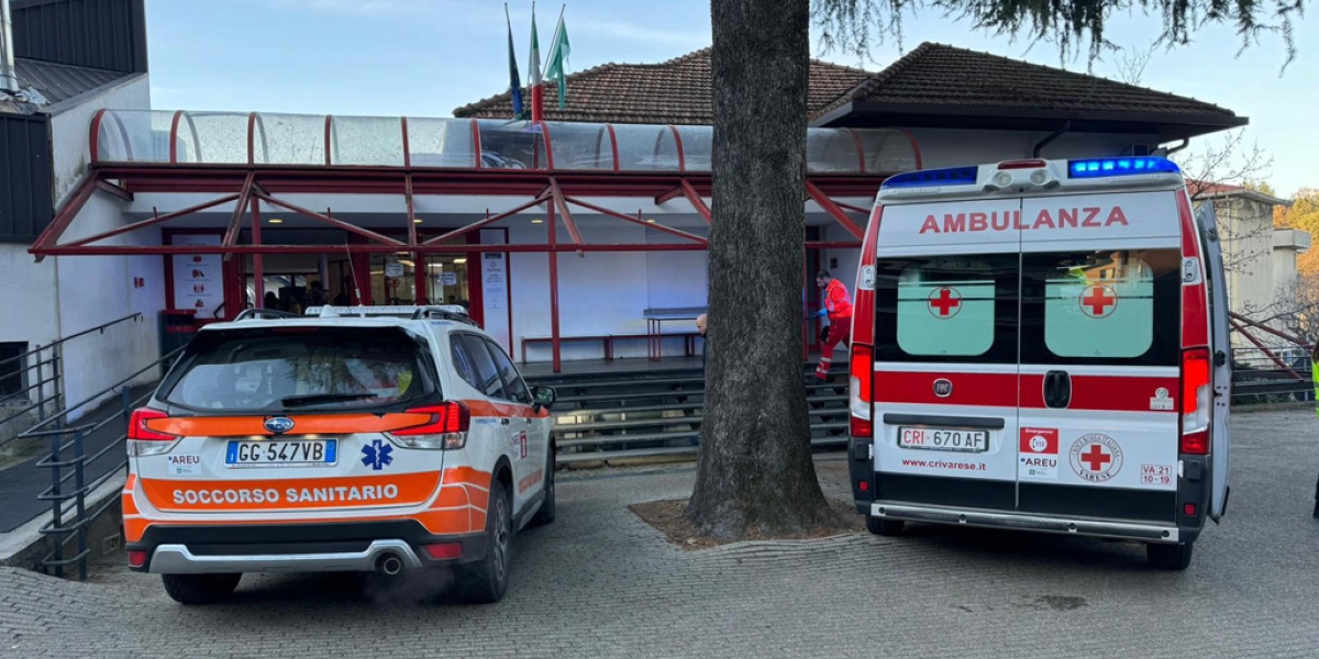 una macchina di soccorso e un'ambulanza fuori dalla scuola