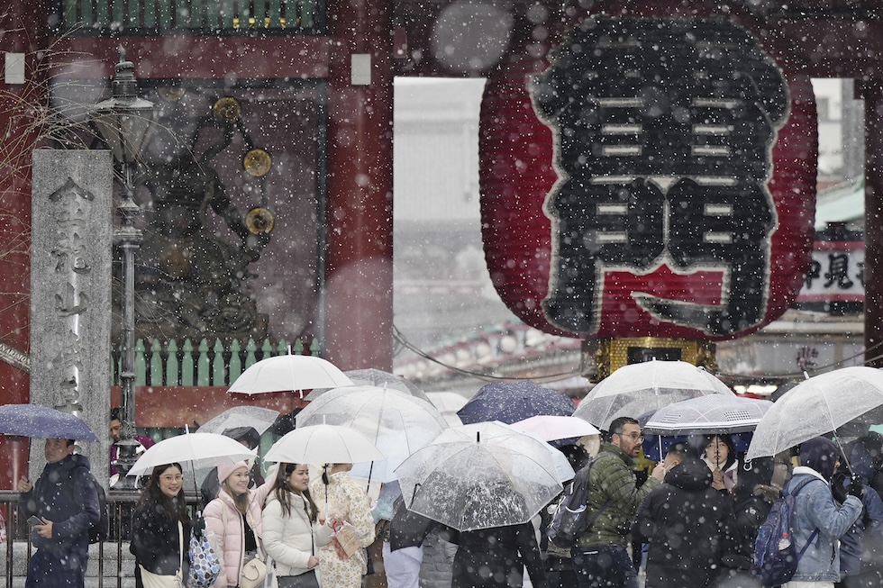 Persone in visita al tempio Sensoji di Asakusa sotto la neve