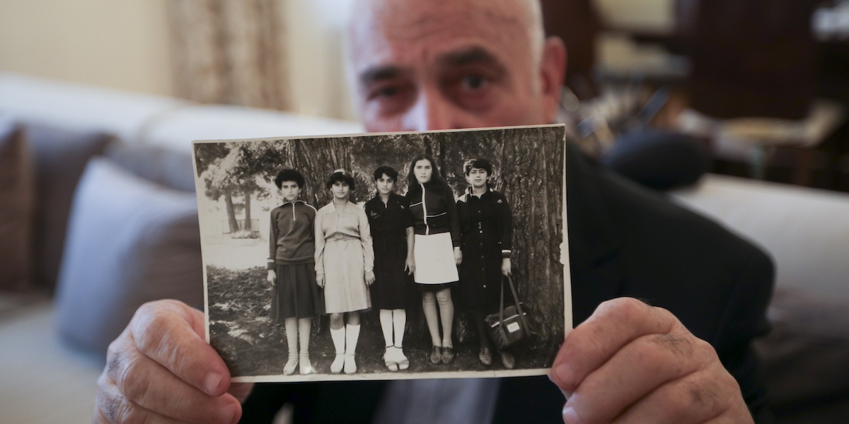 Mubariz Aliguleyev mostra una foto in bianco e nero di sua figlia Bahar con tre amici scattata nel 1986 a Khankendi, la capitale del Nagorno Karabakh rinominata Stepanakert dagli armeni. L’intera famiglia ha lasciato la regione nel 1988