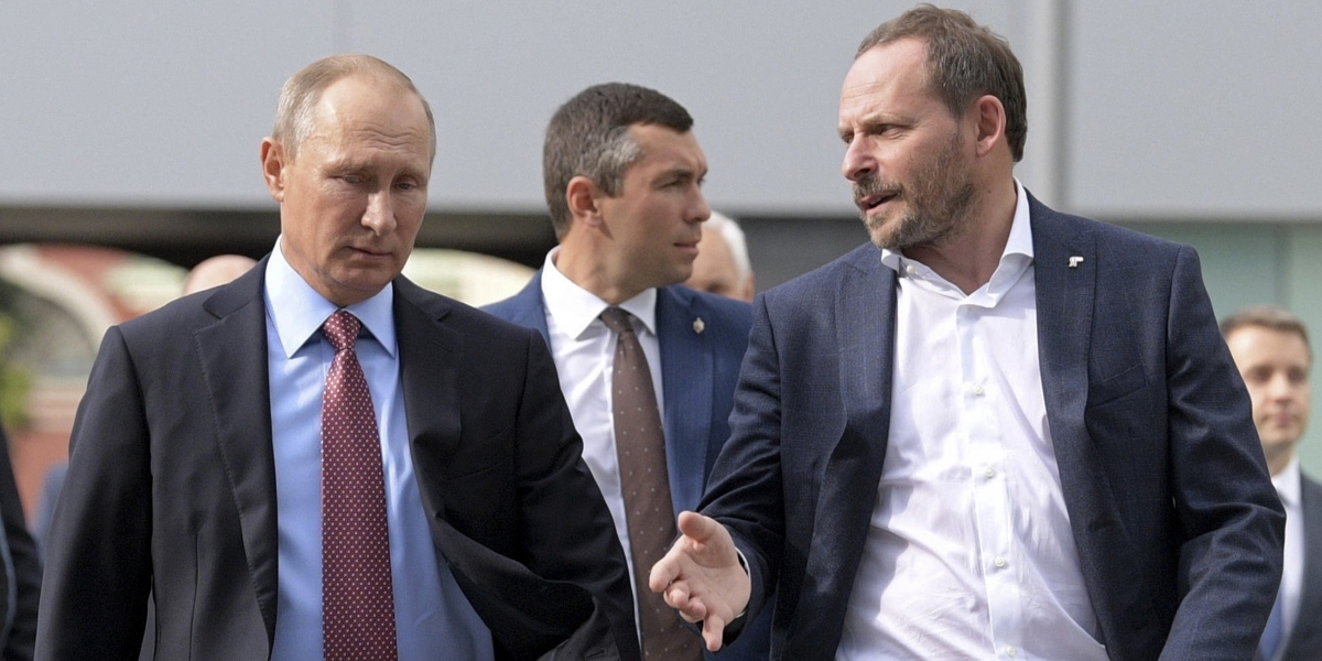 Il presidente russo Vladimir Putin con Arkady Volozh, cofondatore e per molto tempo amministratore delegato di Yandex, nel 2017 (Alexei Druzhinin, Sputnik, Kremlin Pool Photo via AP, File)