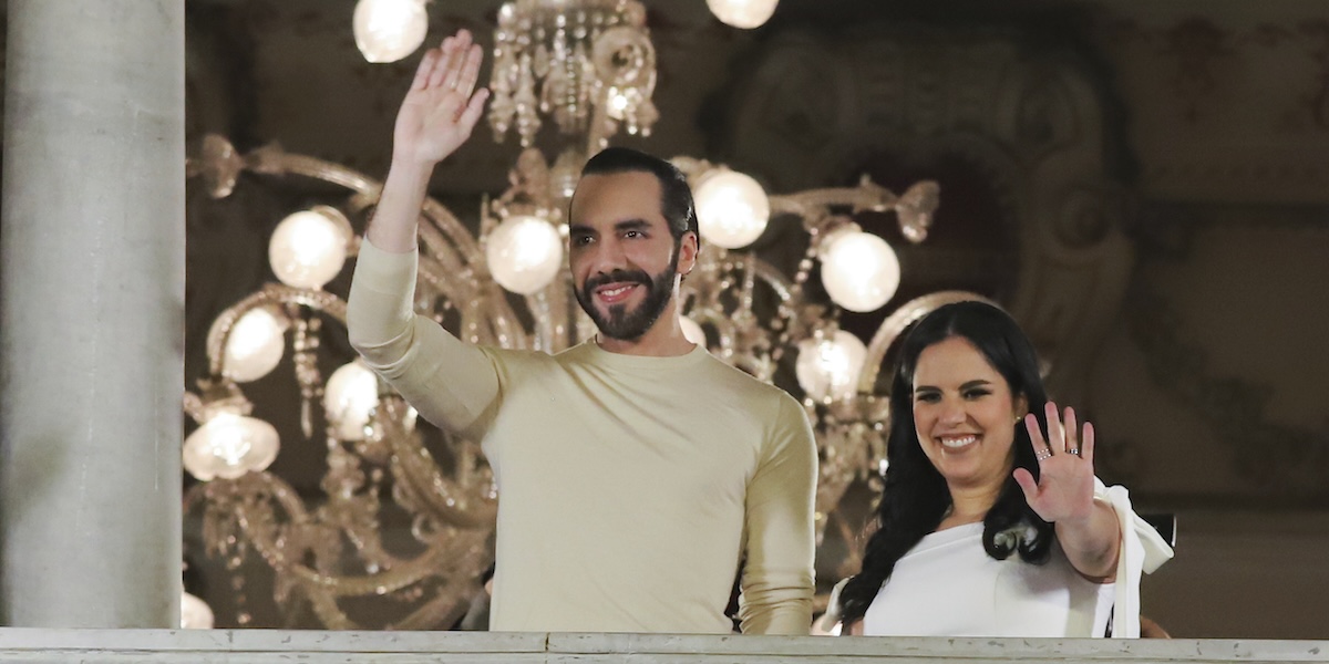 Nayib Bukele saluta i suoi sostenitori dal balcone del palazzo presidenziale assieme alla moglie, Gabriela Rodriguez, dopo la chiusura dei seggi. San Salvador, El Salvador, 4 febbraio