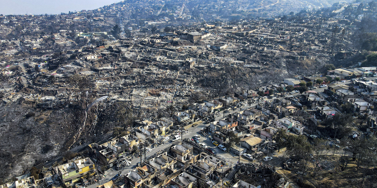 Decine di case bruciate dagli incendi boschivi viste dall'alto