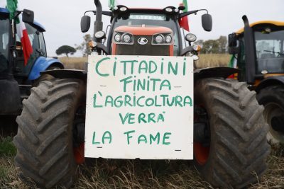 Uno dei presidi alle porte di Roma, sulla via Aurelia a Fiumicino