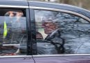 Re Carlo III del Regno Unito e la regina Camilla mentre lasciano la residenza di Clarence House a bordo di un'auto. È la prima volta che Carlo viene fotografato in pubblico dall'annuncio della diagnosi di una forma di cancro, per cui il sovrano ha sospeso tutti i suoi impegni pubblici più imminenti.