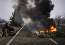Alcuni agricoltori costruiscono barricate con rami incendiati e copertoni sull'autostrada vicino a Mollerussa, 6 febbraio