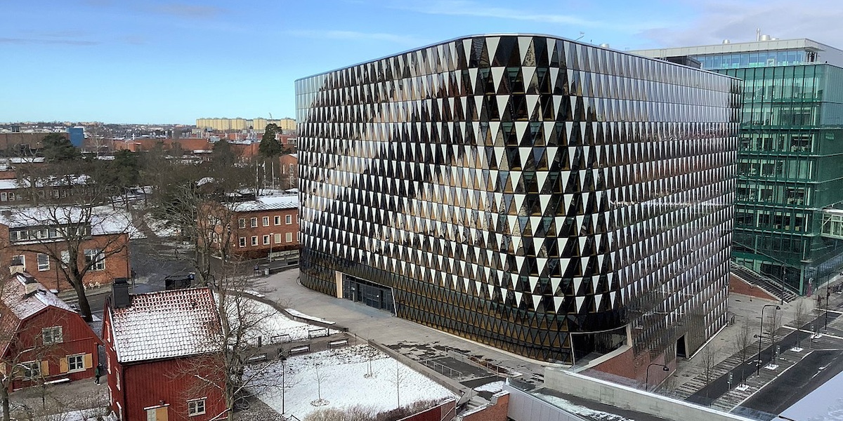 Un edificio del Karolinska Institutet quadrato di vetro scuro