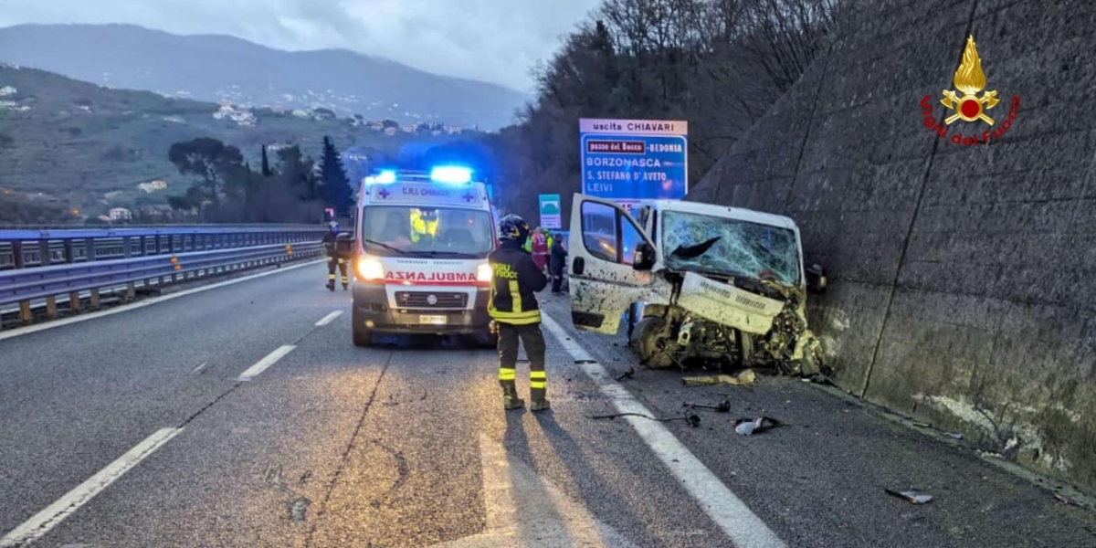 un'ambulanza di fianco a un furgone con la parte davanti accartocciata