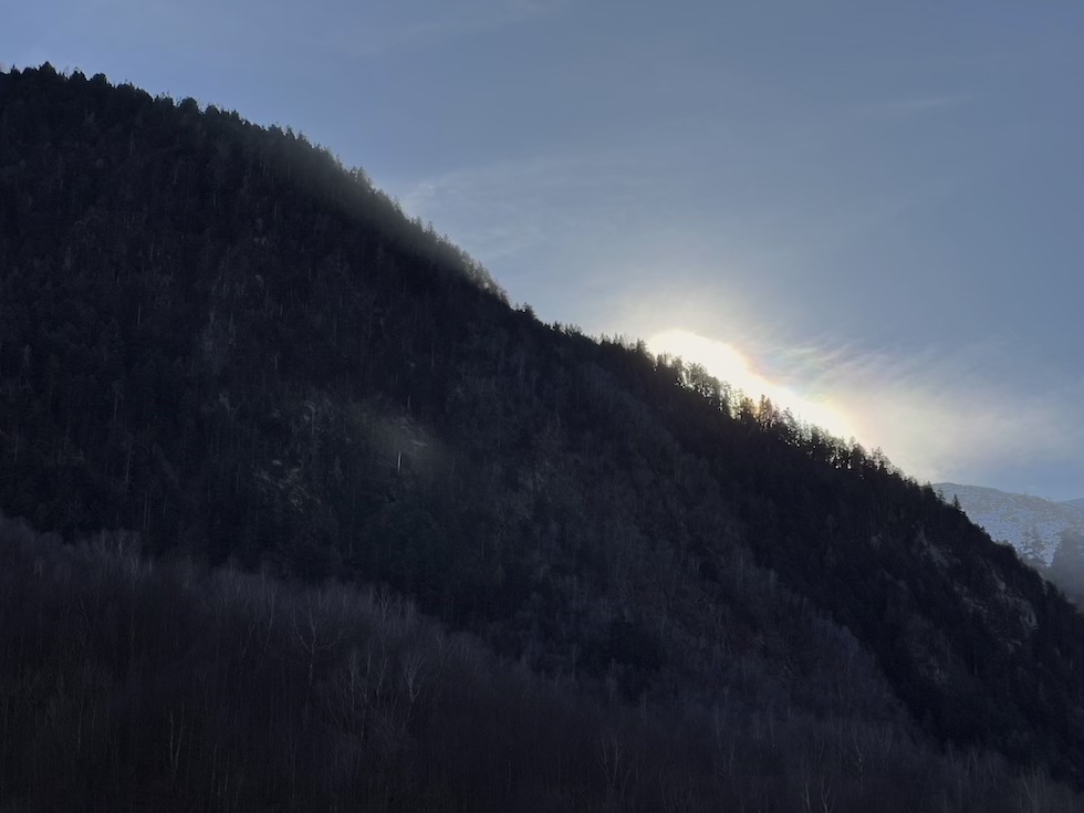 Il sole dietro all'alpe della Colma, di fronte a Viganella
