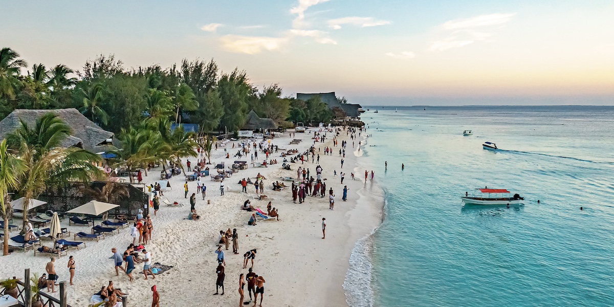 Una spiaggia affollata vista dall'alto a Nungwi, un villaggio nella parte settentrionale di Unguja, la principale isola dell'arcipelago di Zanzibar