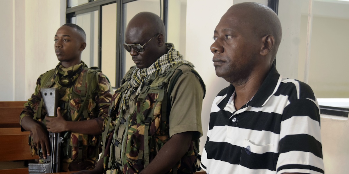 Paul Nthenge Mackenzie e due guardie armate durante un'udienza in tribunale a Malindi il primo dicembre del 2023