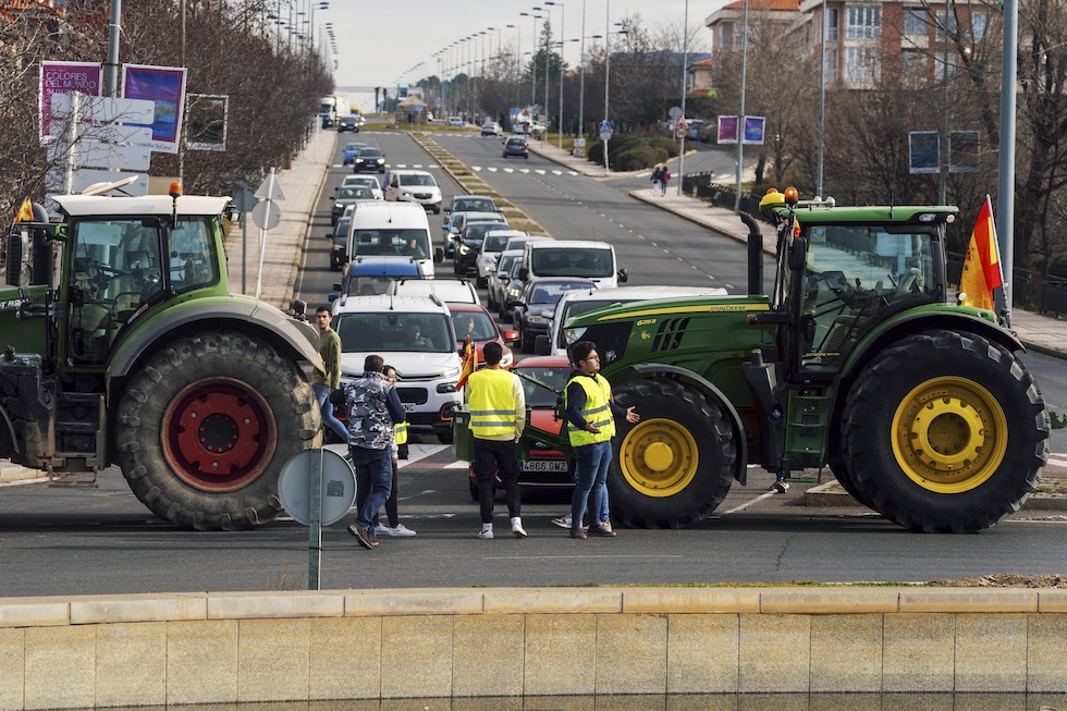 Alcuni trattori bloccano l'ingresso di una rotonda ad Avila, 6 febbraio