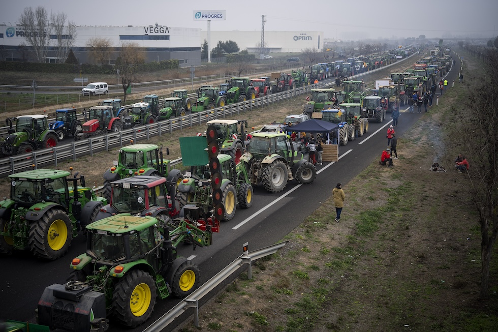 Una lunga fila di trattori blocca il traffico vicino a Mollerussa, 6 febbraio