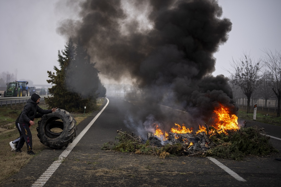 Alcuni agricoltori costruiscono barricate con rami incendiati e copertoni sull'autostrada vicino a Mollerussa, 6 febbraio