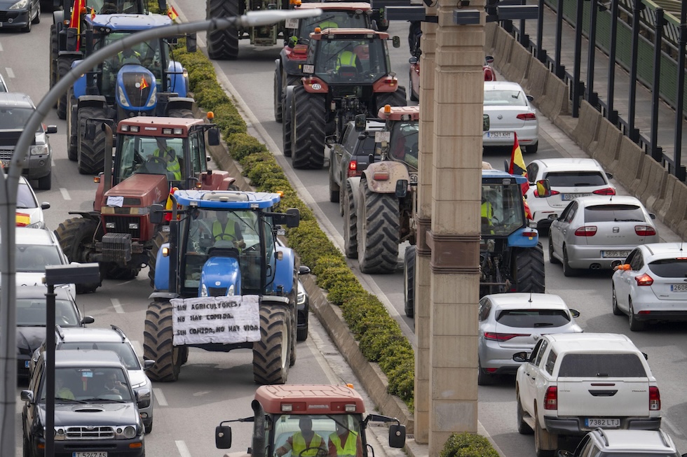Alcuni trattori bloccano il traffico a Teruel, 6 febbraio