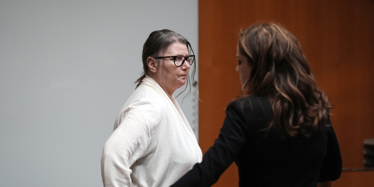 Jennifer Crumbley e la sua avvocata, di spalle, durante un'udienza
