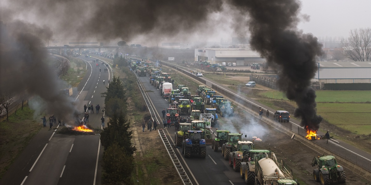 Una fila di trattori durante il blocco di un tratto dell'autostrada vicino a Mollerussa, nel nord-est del paese, 6 febbraio