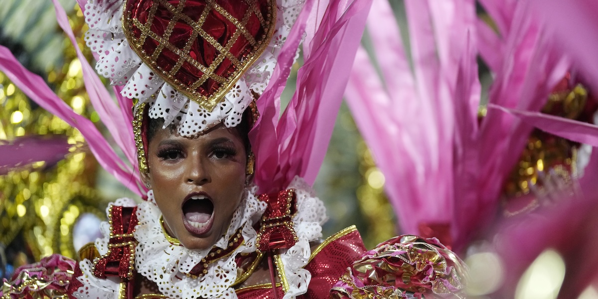 Una ballerina durante il carnevale di Rio de Janeiro, il 20 febbraio del 2023