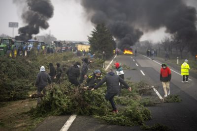 Alcuni agricoltori trascinano dei rami per bloccare l'autostrada a Mollerussa, 6 febbraio