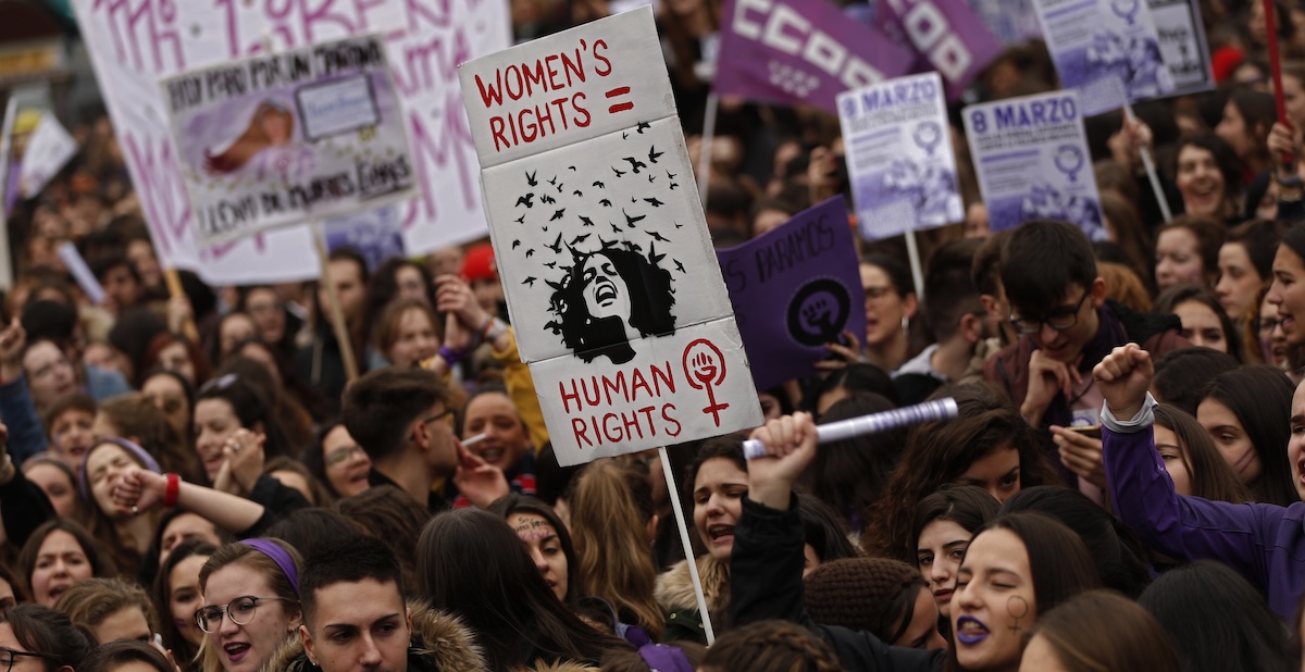 Una manifestazione contro la violenza sulle donne a Madrid, in Spagna
