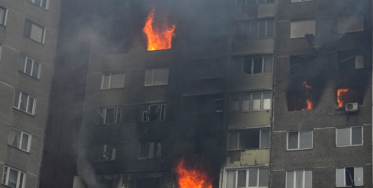 Un palazzo colpito dall'attacco russo a Kiev (AP Photo/Efrem Lukatsky)