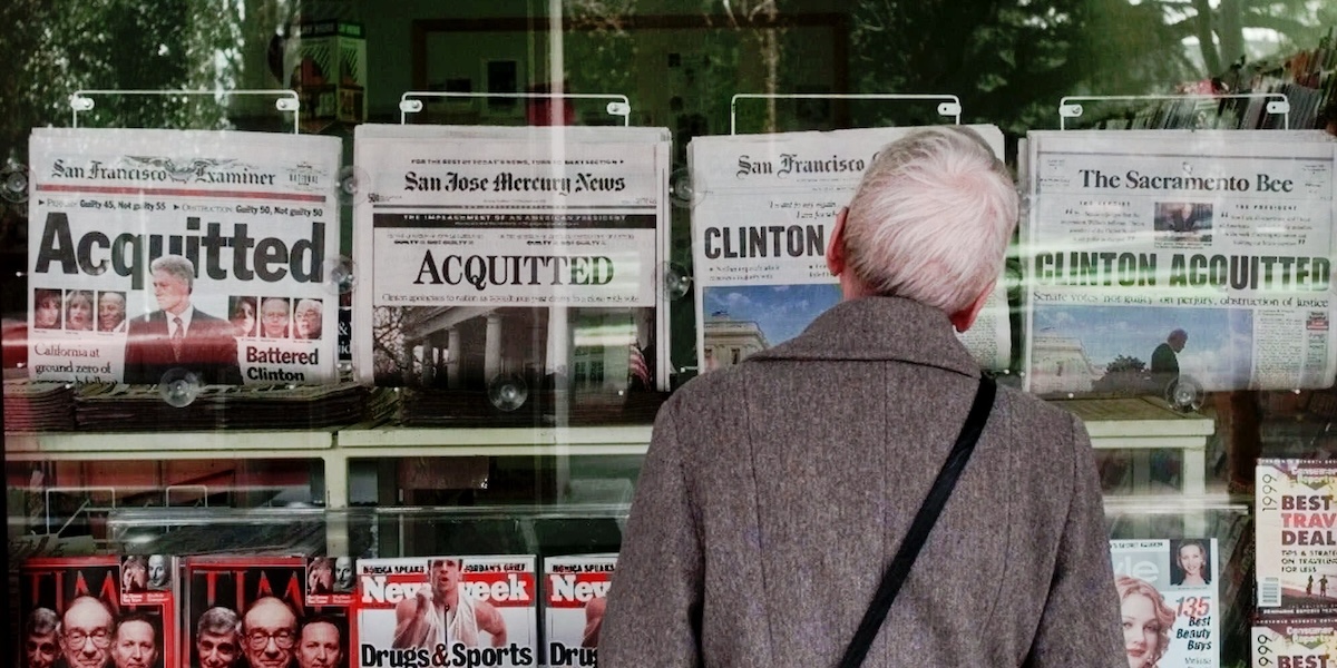 I giornali del 13 febbraio 1999, dopo l'assoluzione di Bill Clinton (AP Photo/Bob Galbraith, File)