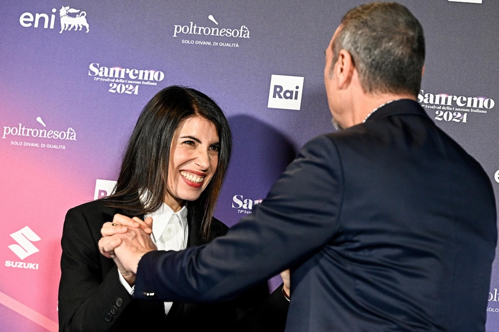 Amadeus accoglie la cantante Giorgia al photocall della seconda giornata della 74esima edizione del Festival di Sanremo