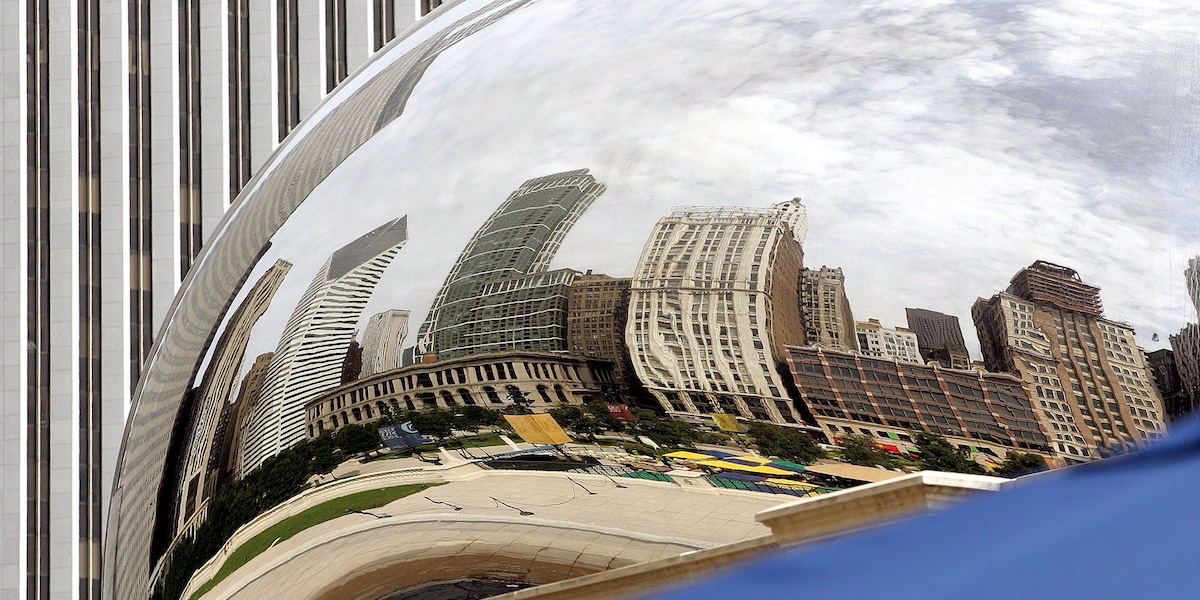 Lo skyline di Chicago si riflette sulla scultura Cloud Gate, una delle attrazioni più famose della città (Tim Boyle/Getty Images)