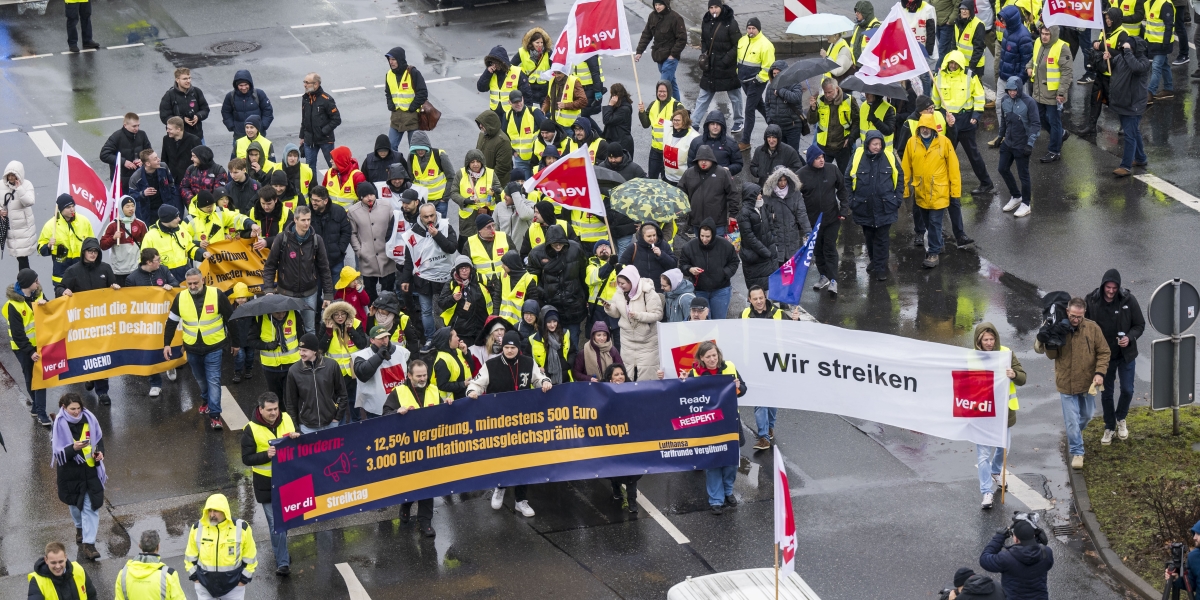 alcune decine di lavoratori di lufthansa in strada con gilet segnaletici gialli e manifesti di protesta