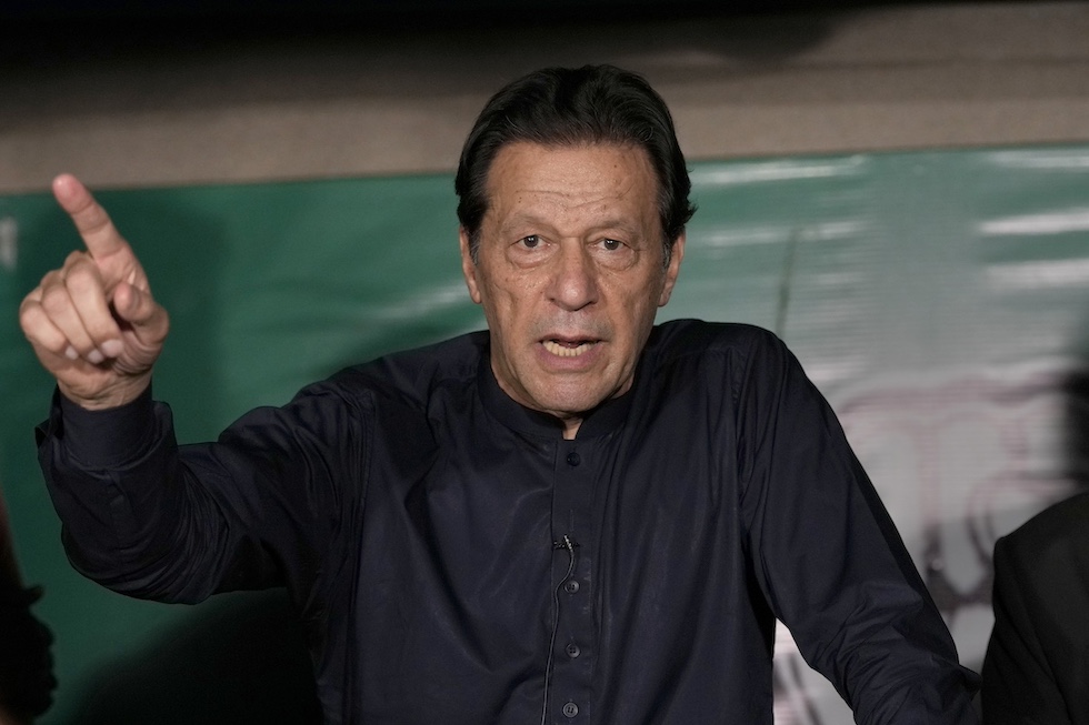 Imran Khan parla durante una conferenza stampa nel 2023 (AP / K.M. Chaudary)