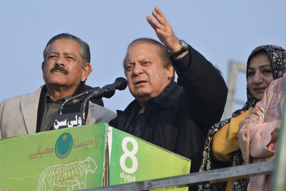Nawaz Sharif, al centro, parla durante un comizio elettorale a gennaio 2024 (AP/K.M. Chaudary)