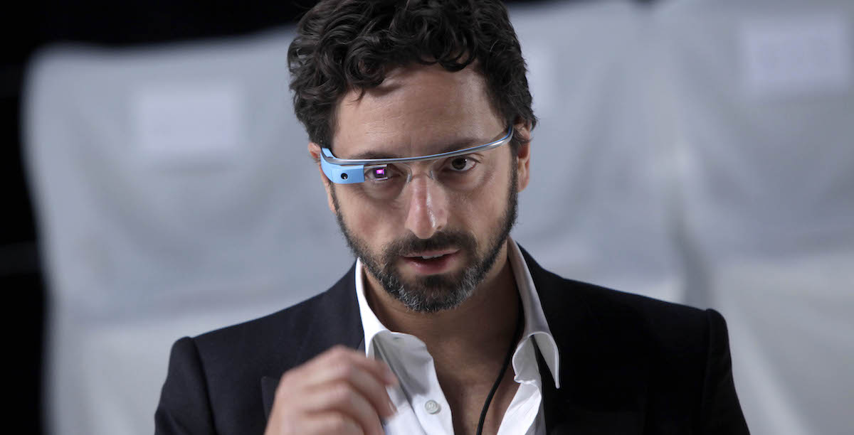 Il cofondatore di Google Sergey Brin con i Google Glass, nel 2012