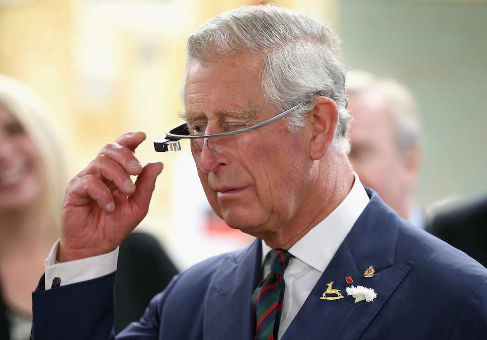 L'allora principe Carlo del Regno Unito con i Google Glass, nel 2014
