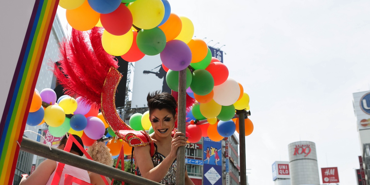 Una persona su un carro del gay pride a Tokyo nel 2016