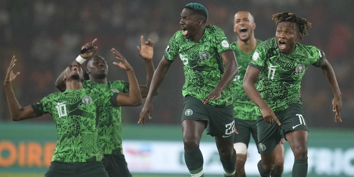 L'esultanza dei giocatori nigeriani dopo l'ultimo rigore che ha sancito la vittoria in semifinale
