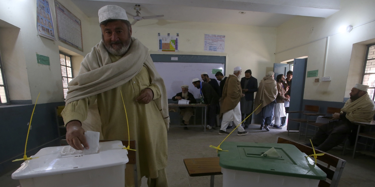 un uomo vota in pakistan