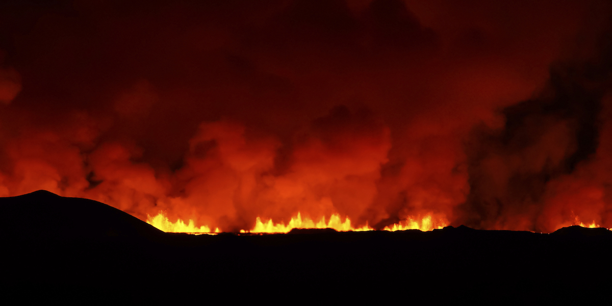 Il vulcano in eruzione, a nord di Grindavík (AP Photo/Marco Di Marco)
