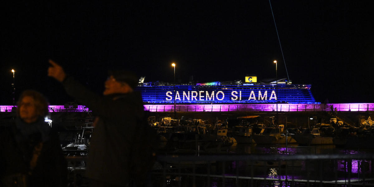 La Costa Smeralda ancorata a largo di Sanremo (ANSA/RICCARDO ANTIMIANI)