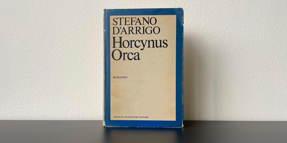 Una copia della prima edizione del romanzo "Horcynus Orca" di Stefano D'Arrigo