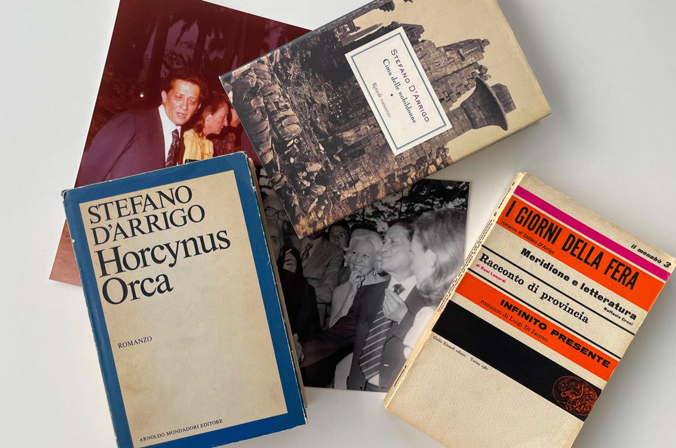 Il numero del Menabò in cui fu pubblicato "I giorni della fera" insieme a una copia di "Horcynus Orca", una di "Cima delle nobildonne" e due fotografie in cui compare Stefano D'Arrigo