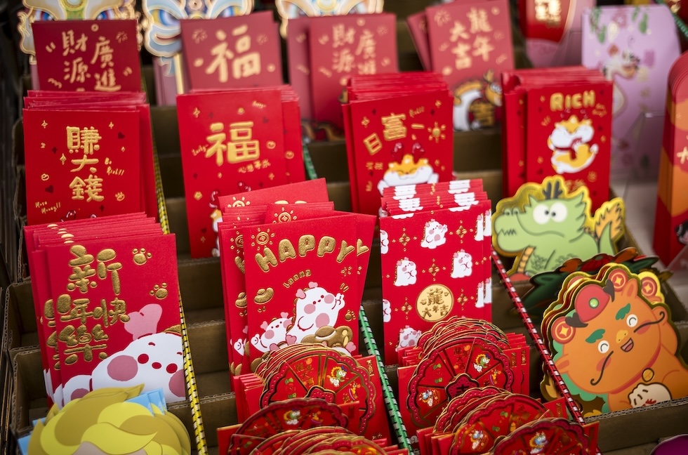 Un assortimento di bustine rosse in vendita a Taipei, Taiwan, 6 febbraio 2024