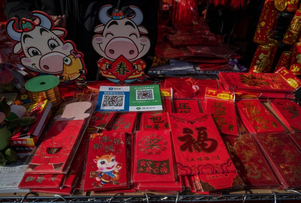Bustine rosse in vendita in un mercato di Pechino il 9 febbraio del 2021 