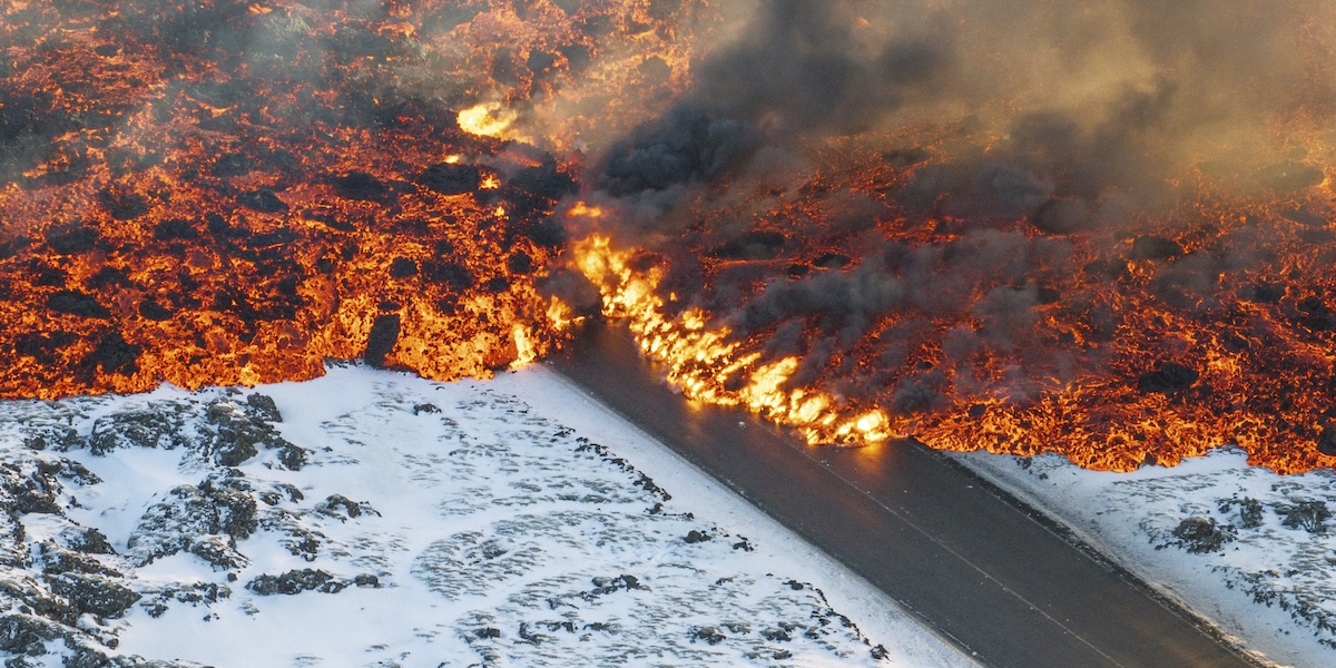La lava che si espande su una strada di Grindavík, in Islanda (AP Photo /Marco Di Marco)